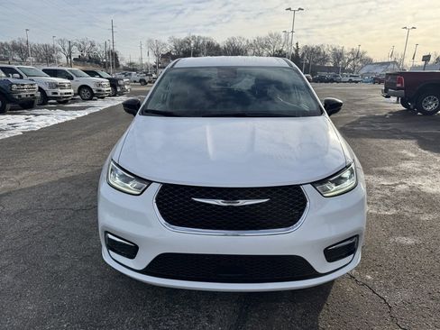 Used 2024 Chrysler Pacifica Touring-L image 2