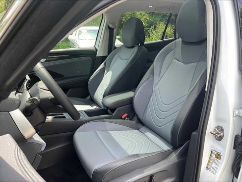 New 2025 Volkswagen Tiguan SE image 11