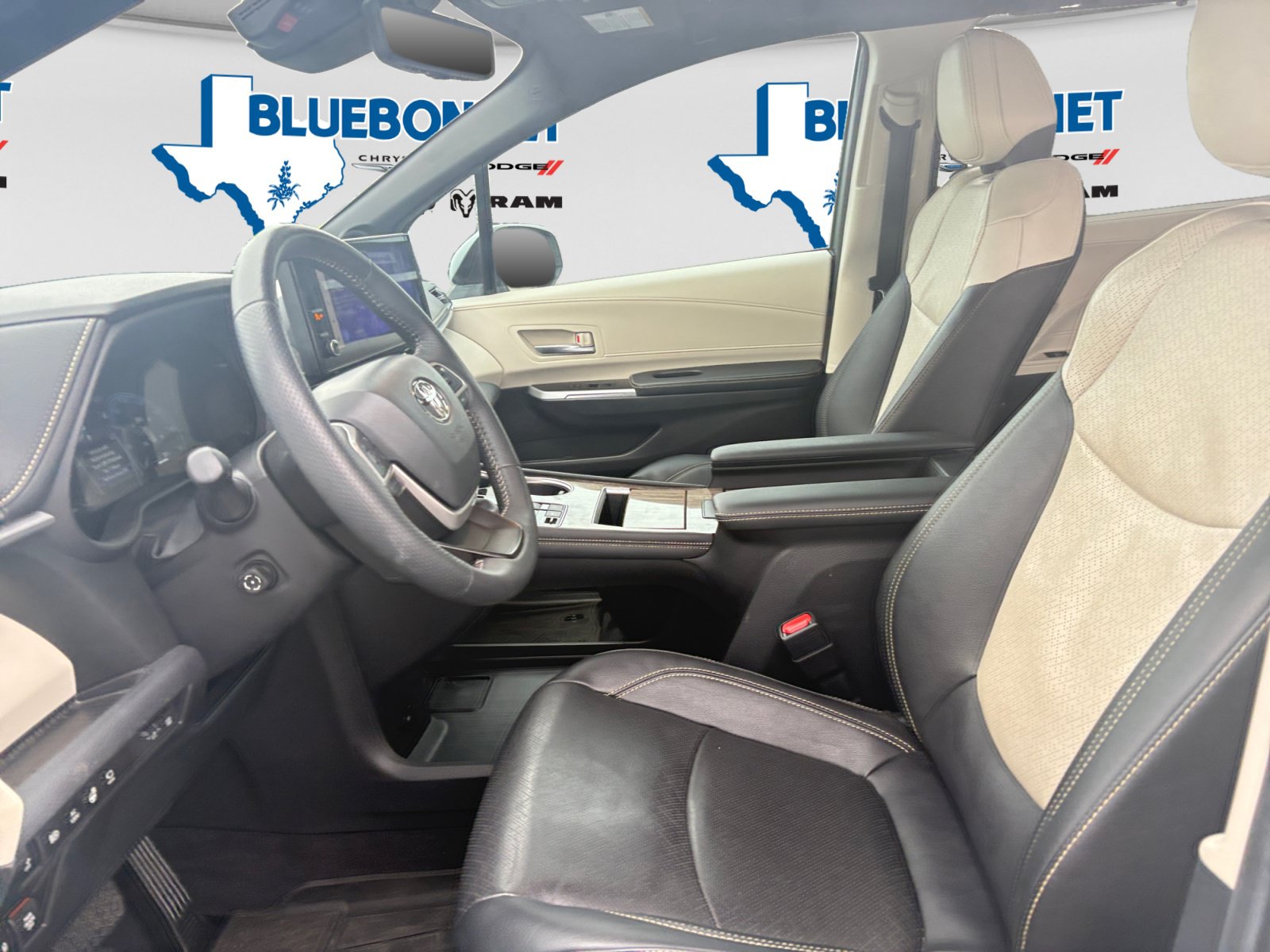 Used 2025 Toyota Sienna Platinum FWD image 11