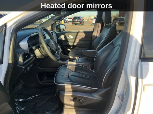 Used 2025 Chrysler Pacifica Limited FWD image 19