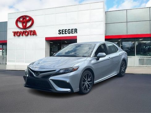 Used 2023 Toyota Camry SE FWD image 11