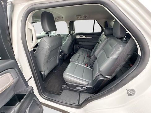 Used 2025 Ford Explorer Active w/ Active Comfort Package image 17