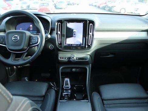 Used 2025 Volvo XC40 B5 Plus image 17