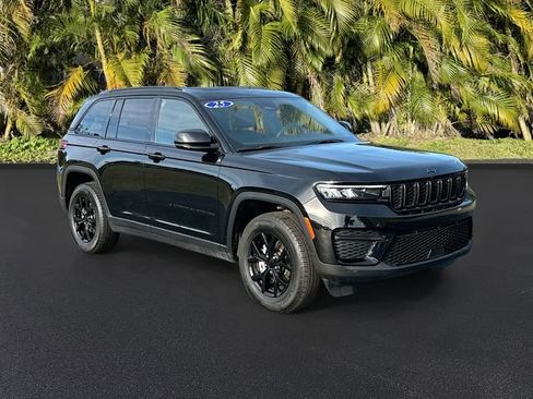 Used 2025 Jeep Grand Cherokee Altitude RWD image 2