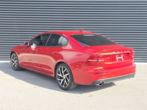 Used 2020 Volvo S60 T5 Momentum image 3