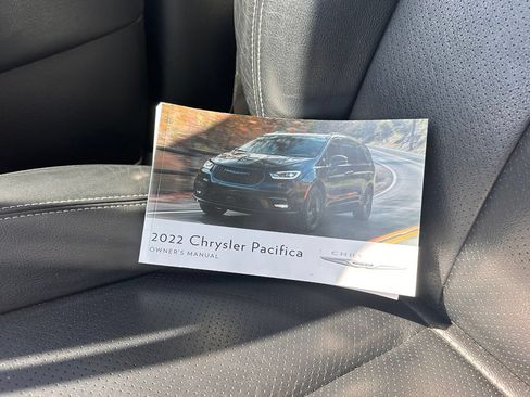Used 2022 Chrysler Pacifica Touring-L FWD image 52