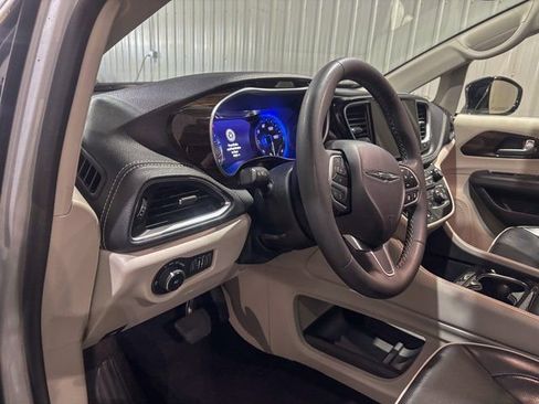 Used 2024 Chrysler Pacifica Limited image 12