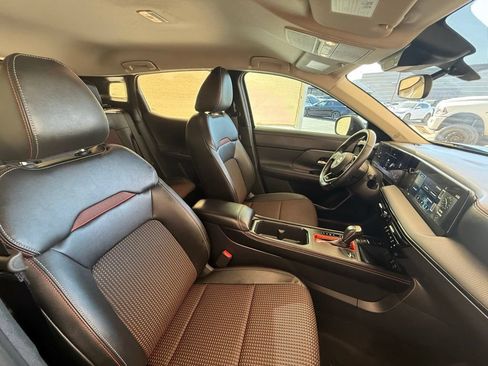 Used 2025 Nissan Kicks SR FWD image 17