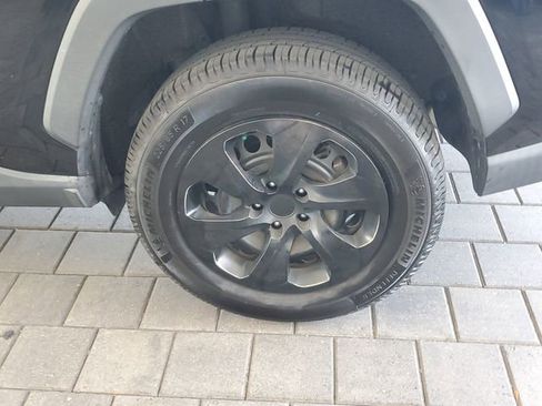 Used 2019 Toyota RAV4 LE image 5