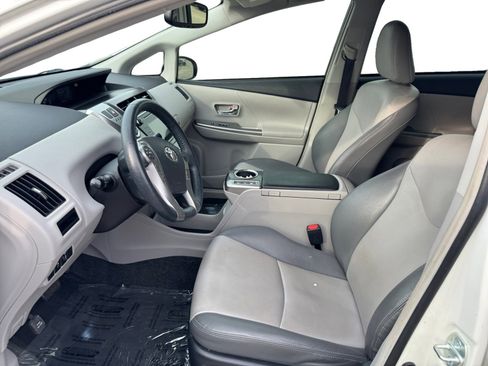 Used 2017 Toyota Prius V Five image 9