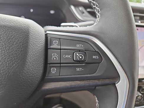 Used 2023 Jeep Grand Cherokee L Limited w/ Luxury Tech Group II AWD/4WD image 26
