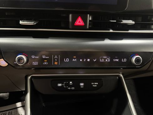 Used 2025 Kia Carnival FWD image 33