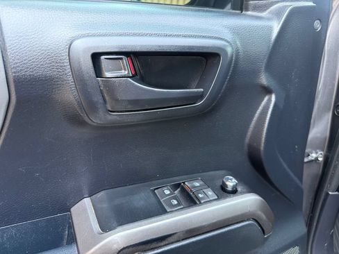 Used 2018 Toyota Tacoma SR5 RWD image 14