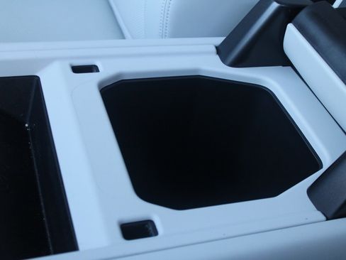 Certified 2025 Land Rover Defender 130 X-Dynamic SE image 34