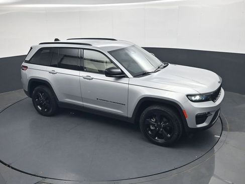 Used 2023 Jeep Grand Cherokee Limited w/ Black Appearance Package AWD/4WD image 23