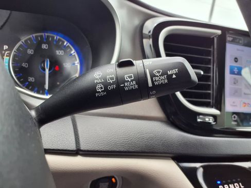 Used 2024 Chrysler Pacifica Touring-L FWD image 18