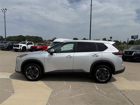 Used 2024 Nissan Rogue SV AWD/4WD image 5