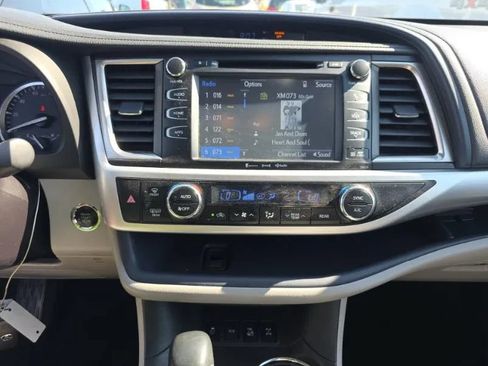 Used 2018 Toyota Highlander XLE AWD/4WD image 11