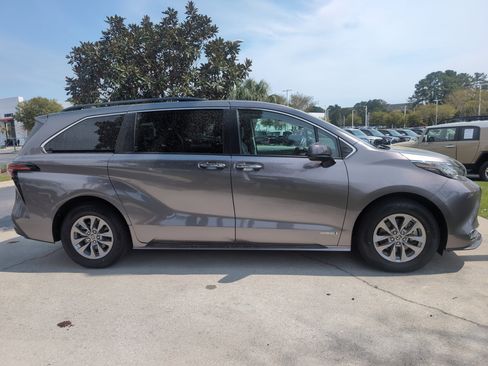 Used 2021 Toyota Sienna XLE image 11