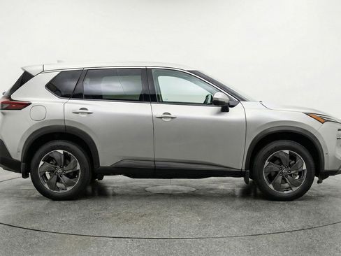 Used 2025 Nissan Rogue SV FWD image 8