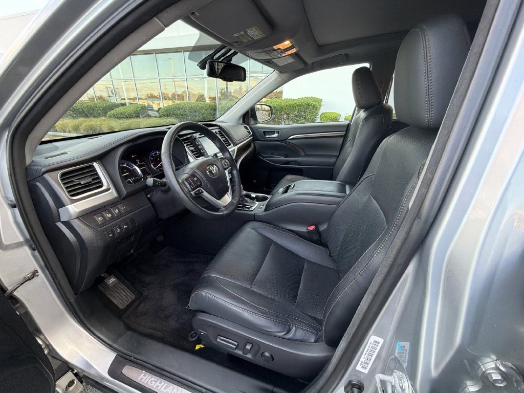 Used 2014 Toyota Highlander Limited Platinum AWD/4WD image 10