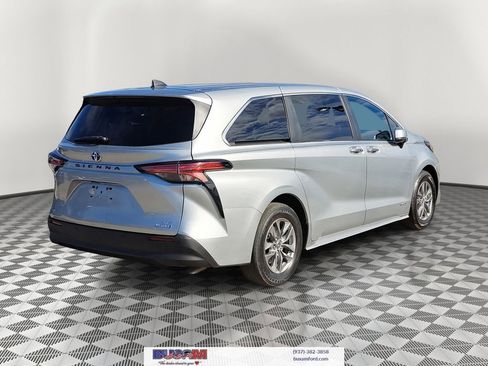 Used 2021 Toyota Sienna XLE image 4