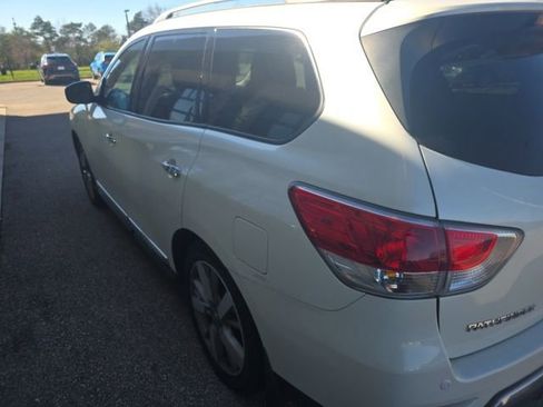 Used 2016 Nissan Pathfinder Platinum image 2