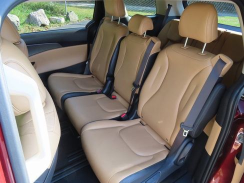 Used 2024 Kia Carnival LX FWD image 29
