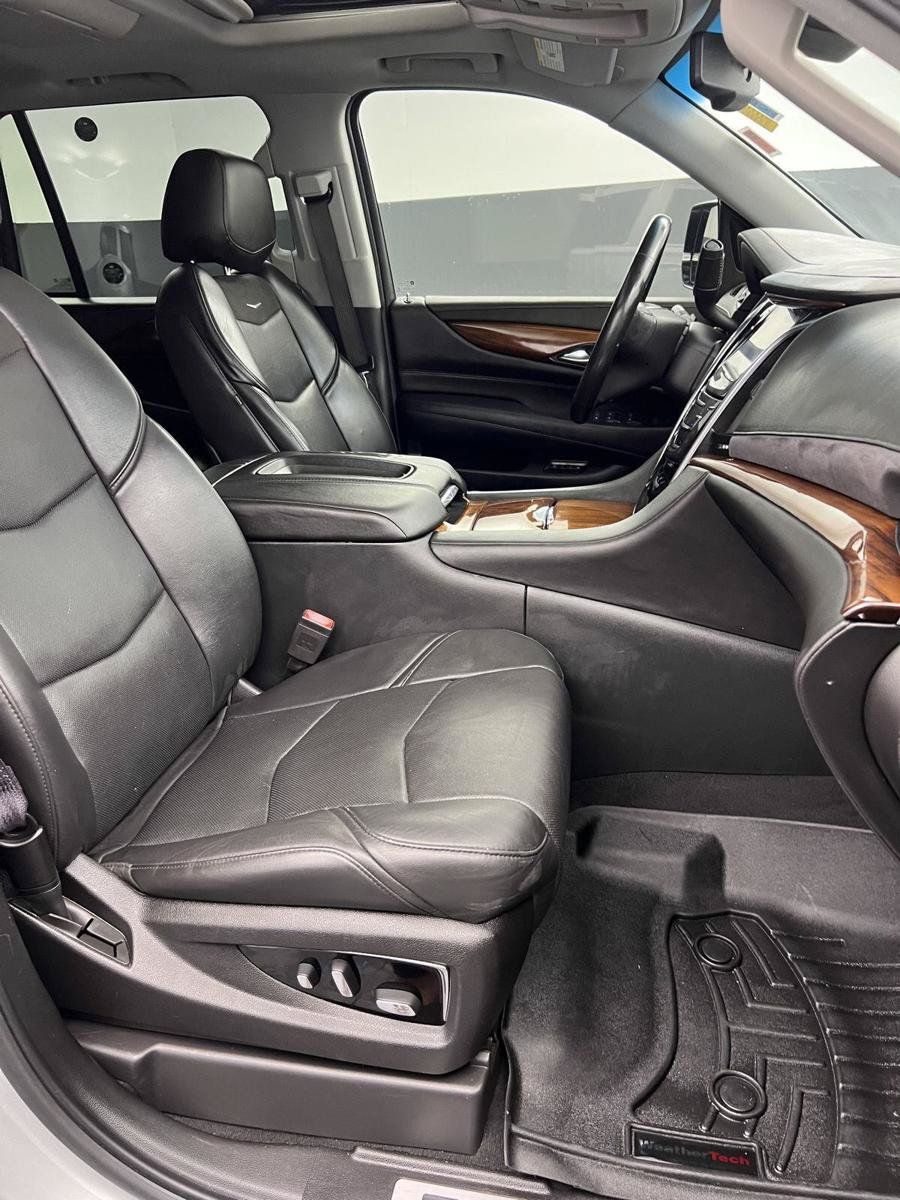 Used 2016 Cadillac Escalade Luxury AWD/4WD image 29
