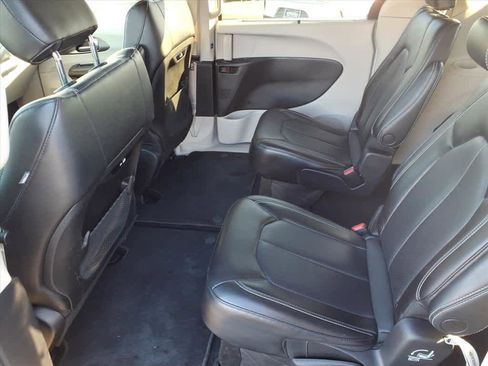 Used 2023 Chrysler Pacifica Touring-L image 10