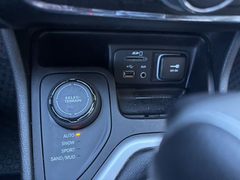 Used 2014 Jeep Cherokee Latitude w/ Comfort/Convenience Group image 24