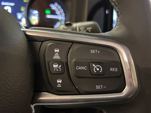 Used 2025 Jeep Wrangler Unlimited Sahara AWD/4WD image 6