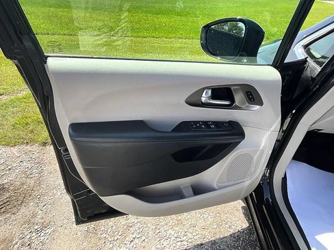 Used 2021 Chrysler Pacifica Touring-L FWD image 11