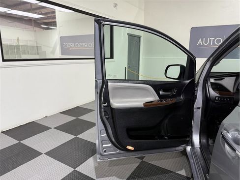Used 2017 Toyota Sienna Limited Premium image 13