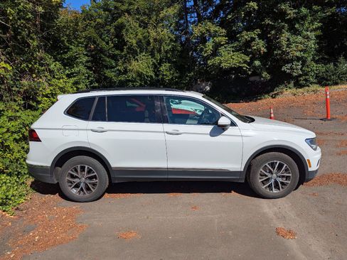 Used 2018 Volkswagen Tiguan SE w/ Panoramic Sunroof Package AWD/4WD image 8