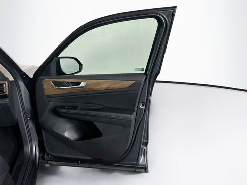 Used 2025 Volkswagen Atlas SE FWD image 34