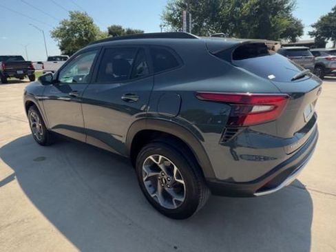 Used 2025 Chevrolet Trax LT FWD image 6