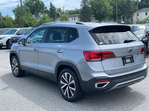 Used 2022 Volkswagen Taos SE w/ Panoramic Sunroof Package FWD image 5