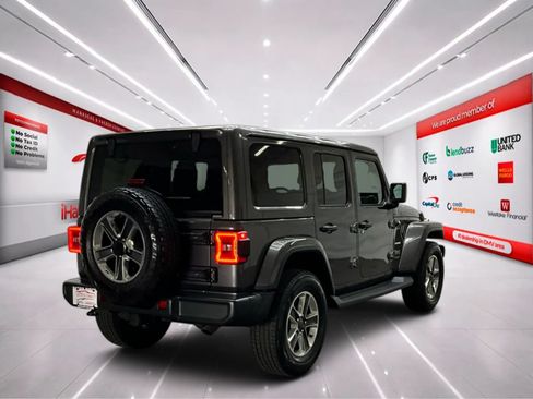 Used 2018 Jeep Wrangler Unlimited Sahara w/ Dual Top Group AWD/4WD image 7
