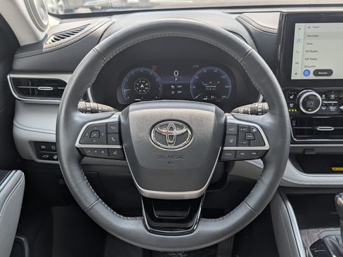 Used 2024 Toyota Highlander Limited AWD/4WD image 20