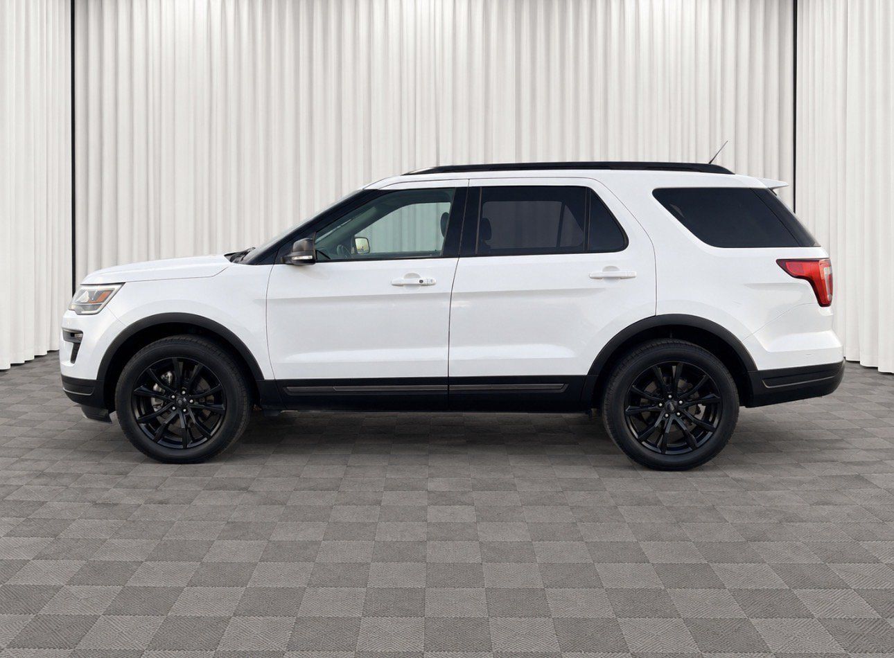 Used 2018 Ford Explorer XLT w/ Equipment Group 202A FWD image 6