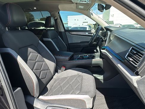 Used 2024 Volkswagen Atlas Peak Edition SE image 32