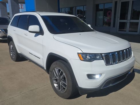 Used 2020 Jeep Grand Cherokee Laredo w/ 18" Wheel & 8.4" Radio Group image 3