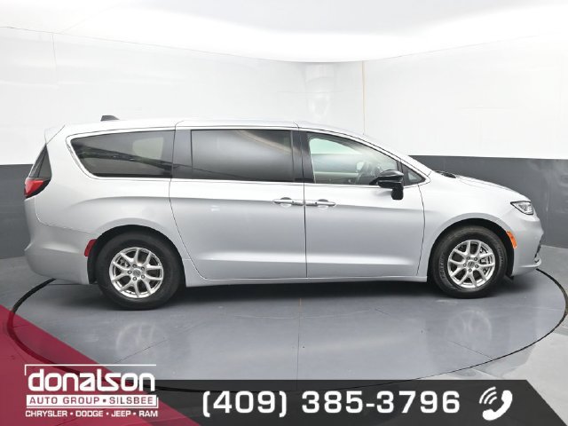 Used 2024 Chrysler Pacifica Touring-L FWD image 2