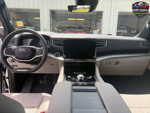 Used 2025 Jeep Wagoneer 4WD image 13