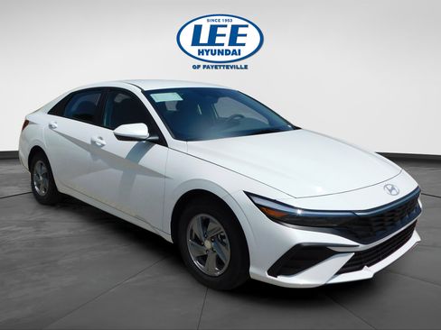 Used 2025 Hyundai Elantra SE FWD image 1