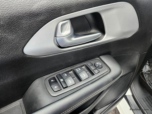 Used 2024 Chrysler Pacifica Touring image 35