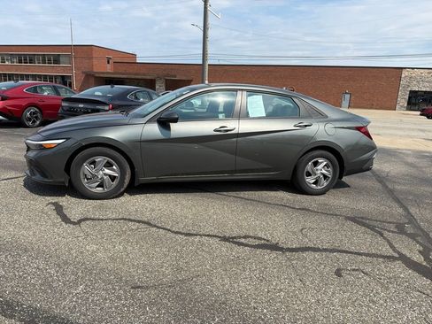 Certified 2025 Hyundai Elantra SE FWD image 4