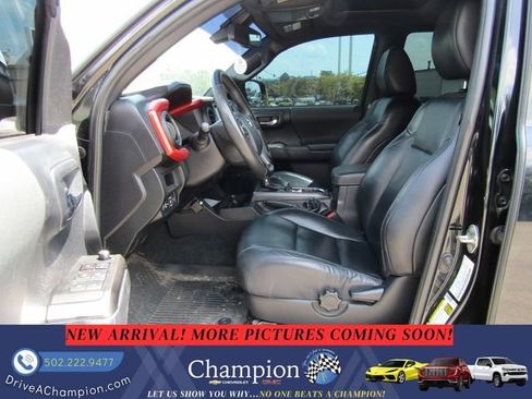Used 2018 Toyota Tacoma TRD Sport w/ TRD Premium Sport Package AWD/4WD image 12