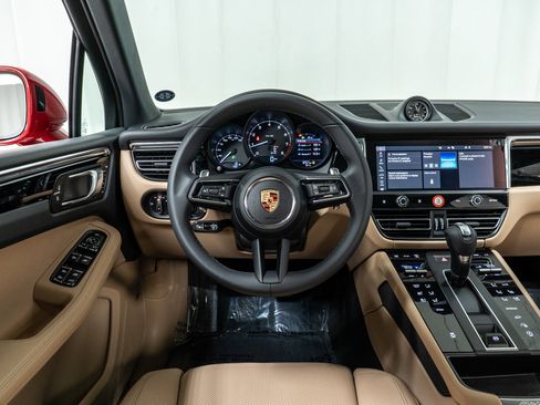 Used 2025 Porsche Macan image 20